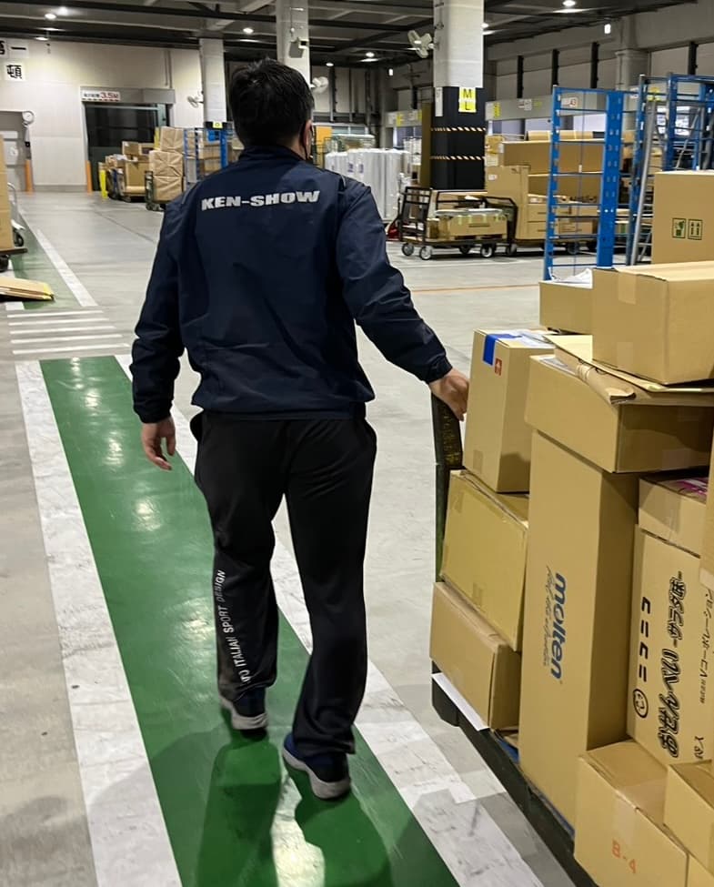 笑顔で軽貨物車両の前に立つ立野さん