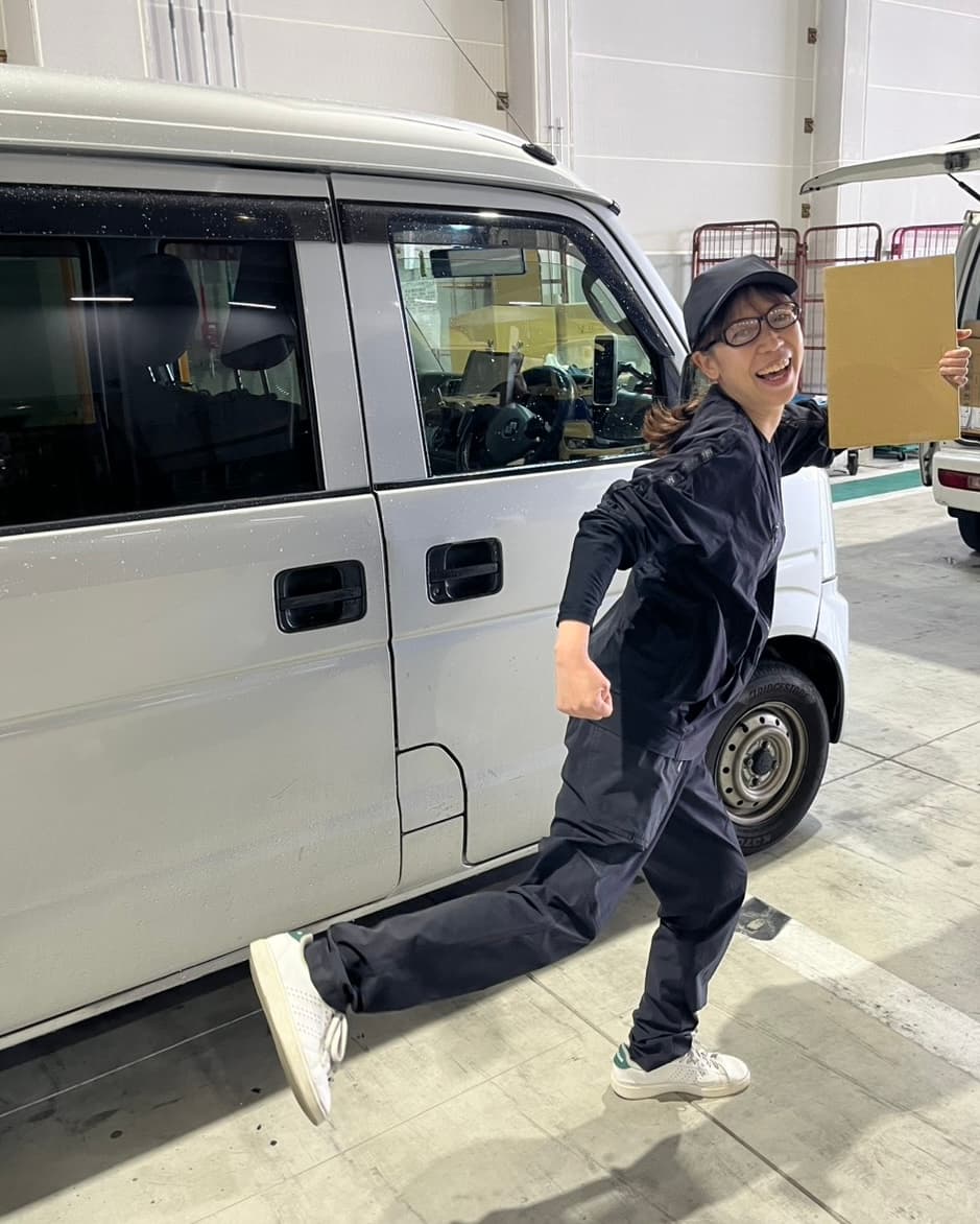 軽貨物ドライバーとして笑顔で働く美紀さん